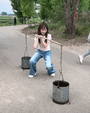 挑水这活，看似简单，00后的孩子却干不了![捂脸]