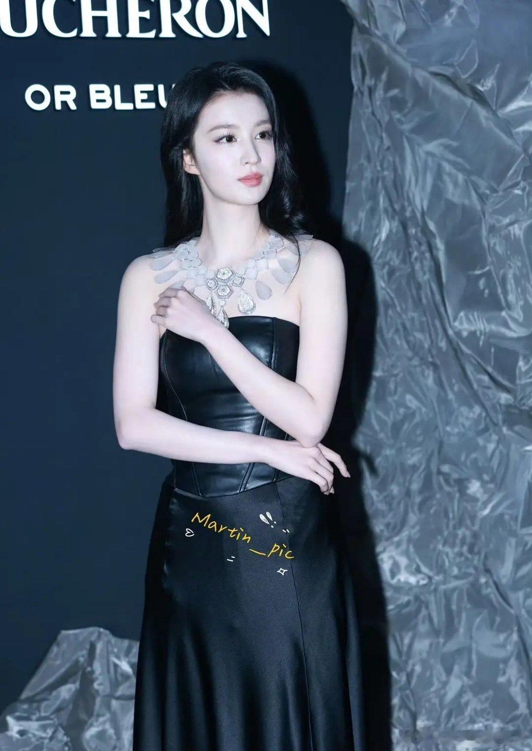 王楚然确实漂亮，但和刘亦菲不一样的是她属于那种不讨喜，有距离感的美，不知道怎么形