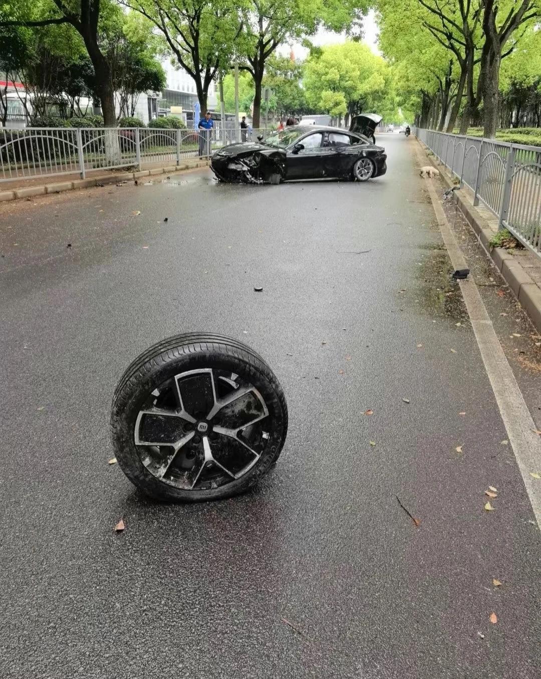 小米SU7 碰撞事故真相来了：

1、车主是为了避让电动车，打了方向和踩了油门加
