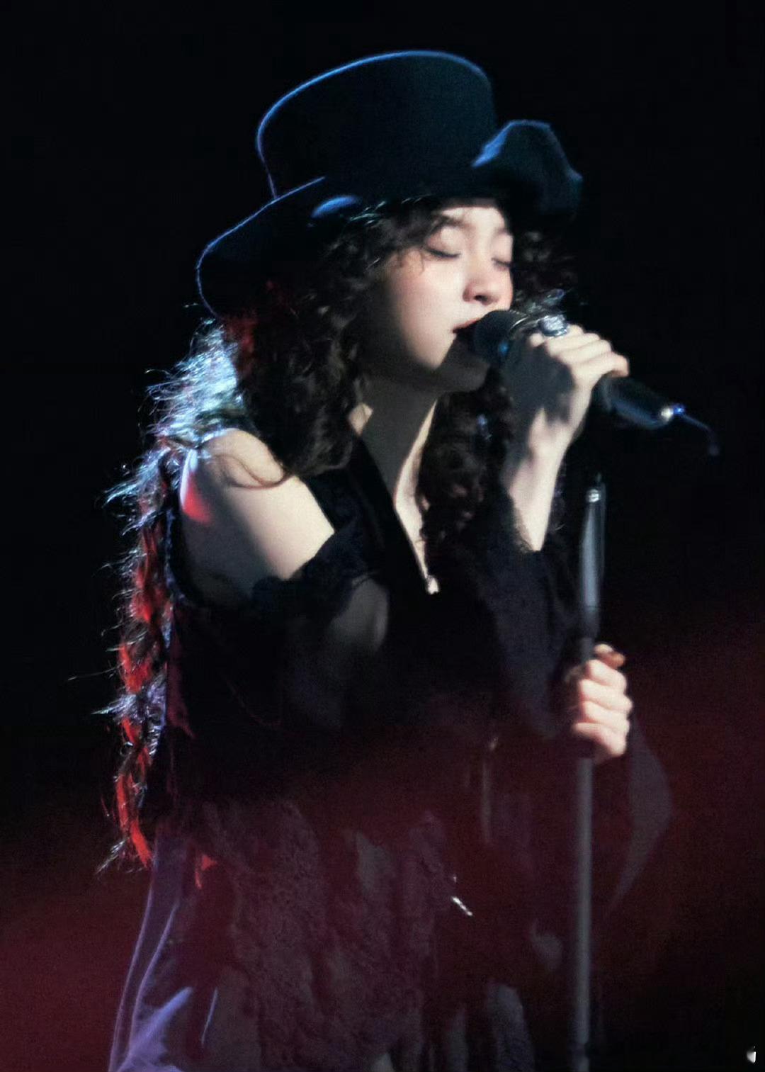 欧阳娜娜00后有自己的甜歌皇后《轻轻》开嗓瞬间梦回邓丽君，甜糯温柔声线直击人心，