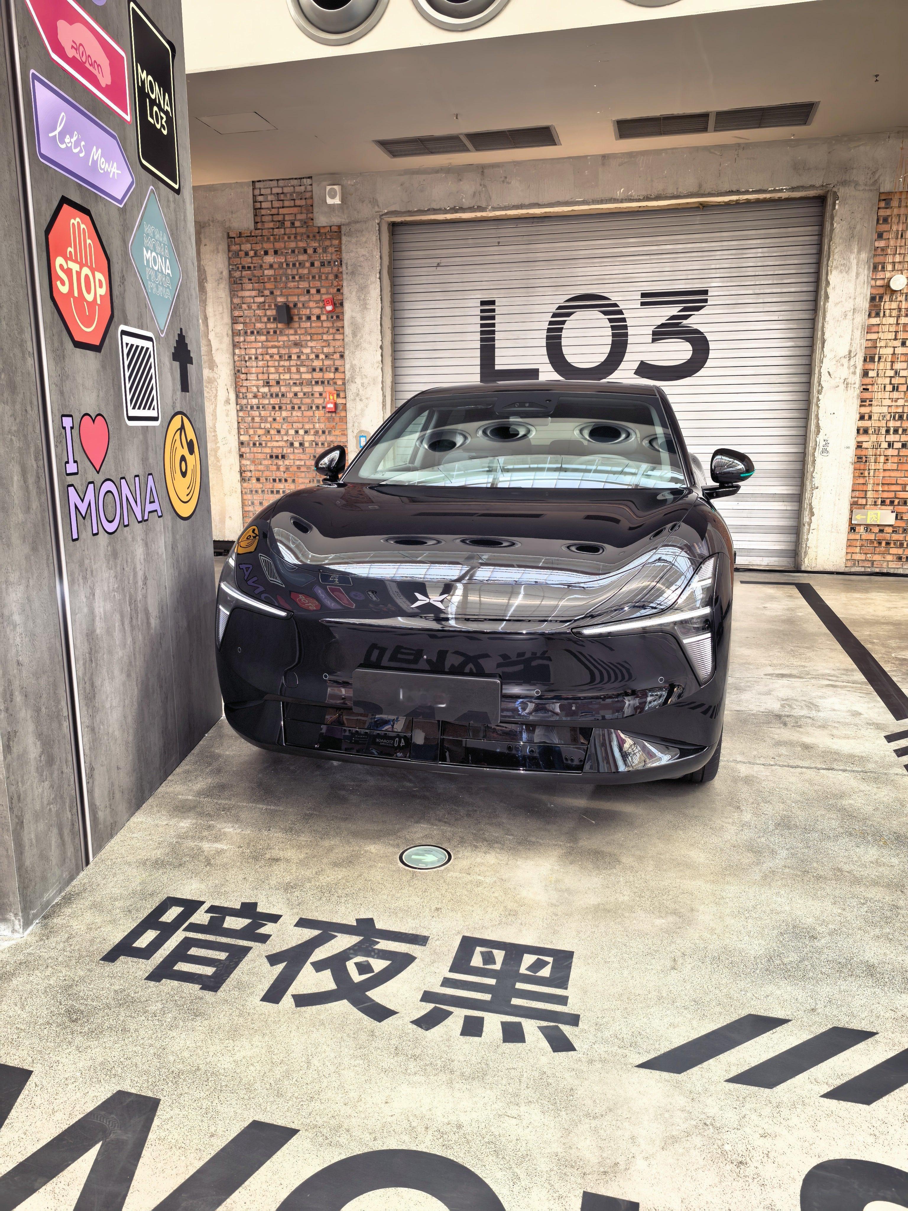 来看小鹏MONA L03，专为年轻人打造的时尚智能SUV。六款颜色大家觉得谁最好