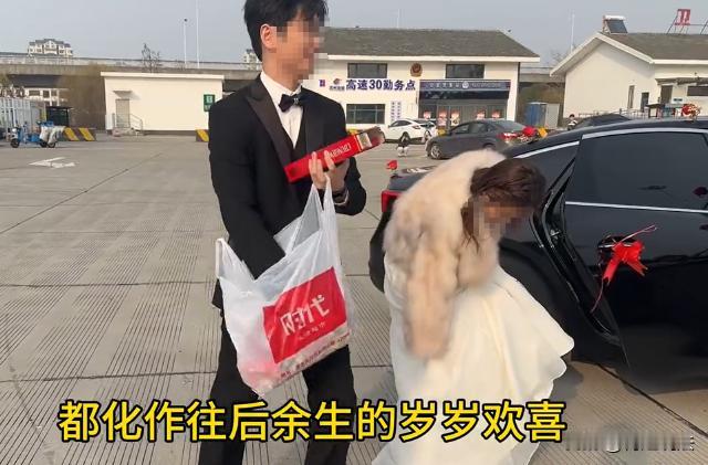 上海。孤独的婚车，但是却有暖心的相遇。高速公路上，只有一台婚车接亲，而路过的车辆