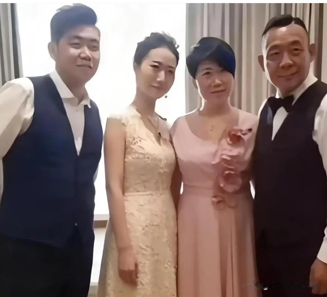 这是胖东来掌门人于东来携妻子马丽与儿子于博文及妻子，在于博文婚礼上的一张喜庆合影
