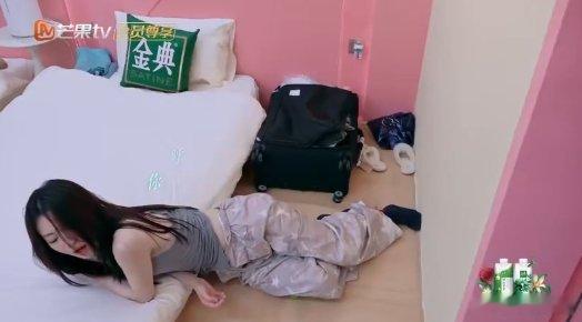 宋妍霏[超话]宋妍霏踩马吟吟我滴个乖乖！宋妍霏热心帮忙踩腿，结果被马吟吟一个踉跄