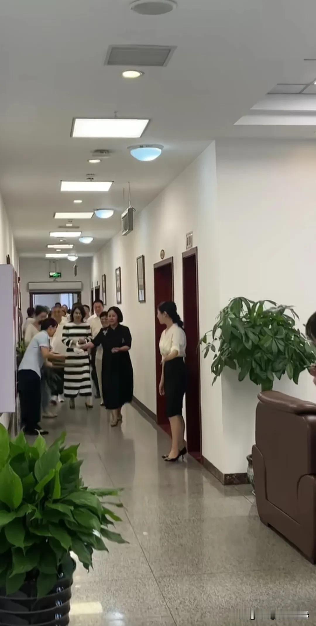 格力老总董明珠真的太有气质了！

之前网上有个视频，她去江苏参观，走廊两边站满了