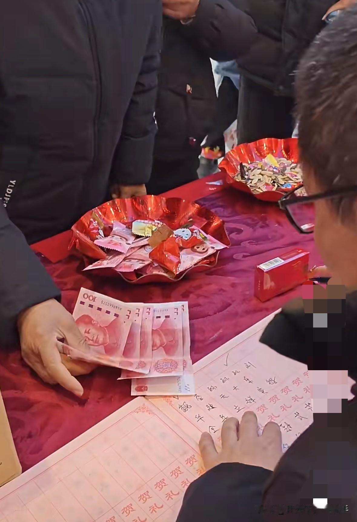 天塌了！
闺女结婚办35桌酒席，

每桌1000块不含烟酒，七成亲友只随300，