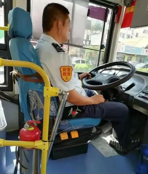 成都一位退休公交司机，去医院给老伴送饭，顺手帮一个素不相识的送水工垫了680块医