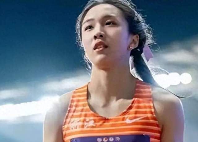 预赛头名敢换人，陈妤颉末棒零失误，中国女队接力卫冕太稳