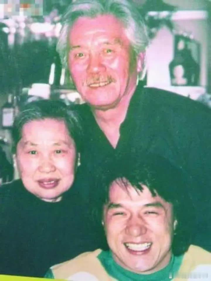 2008年，成龙父亲在弥留之际告诉成龙：其实，你不叫陈港生，你姓房，是唐代房玄龄