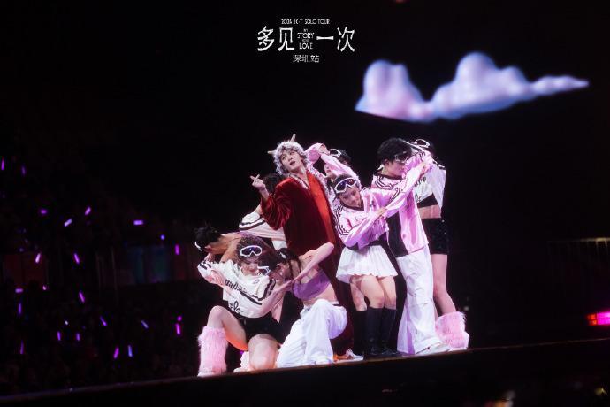 轮到檀健次的舞台粉上桌了 一直期待檀健次的新舞台，他舞台上的魅力无人能挡，风格多