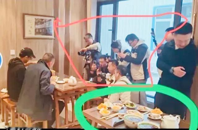 两个老老男人在搞什么鬼？难道另外一个人是残疾人吗？没有手吃东西吗？非要让另外一个