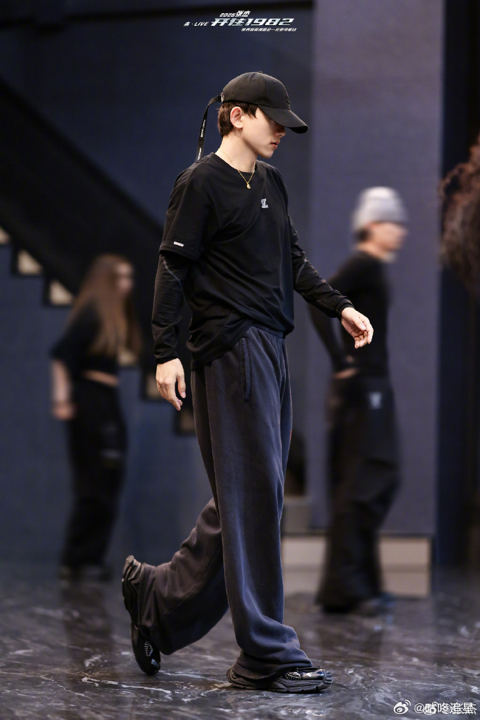 张杰每天消耗几千卡路里张杰备战鸟巢演唱会开启高强度体能训练，日均消耗数千卡路里，