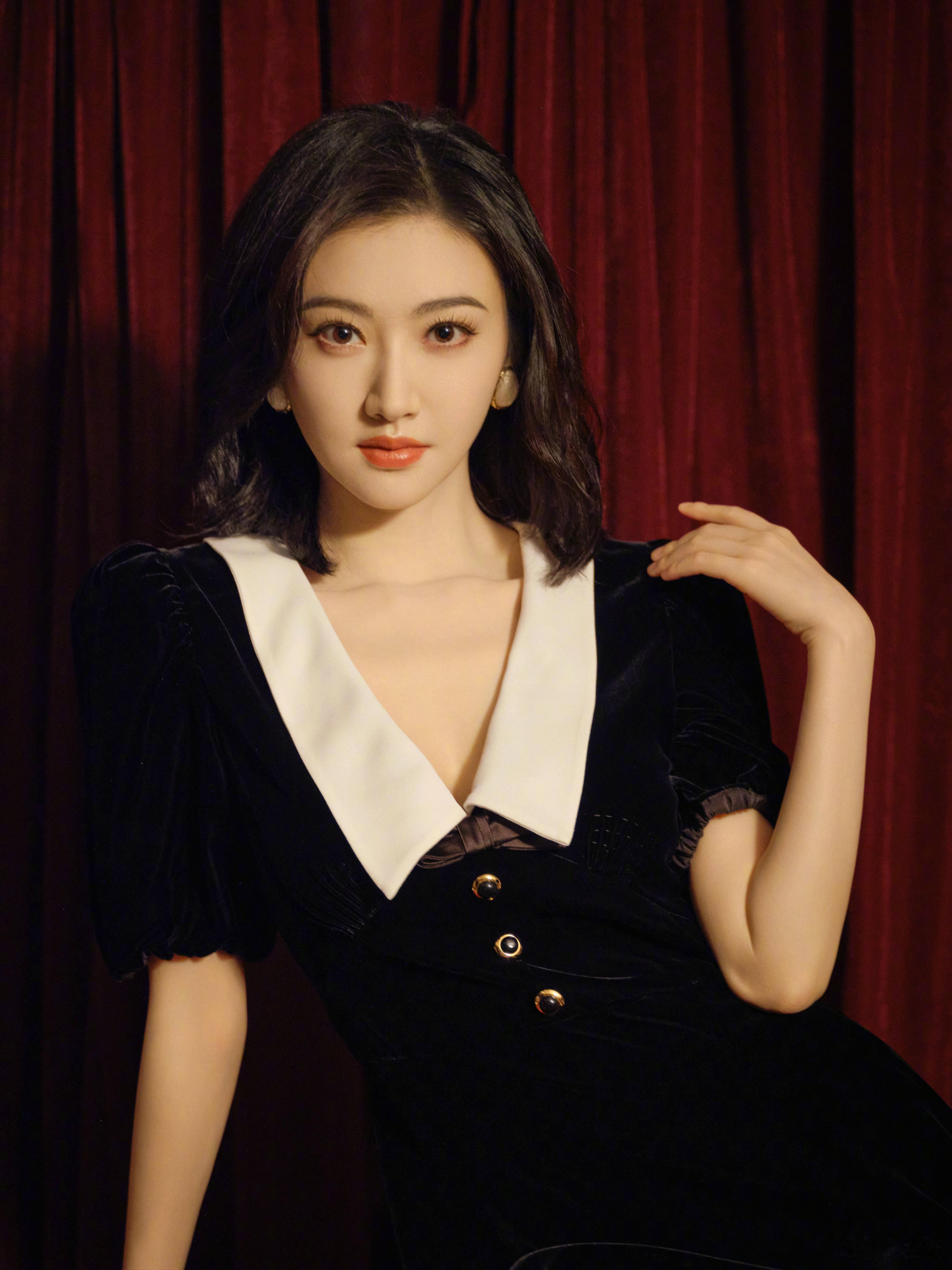 景甜赫本风随拍~黑色丝绒裙+利落短发，温婉优雅，美丽动人~[送花花] ​​​