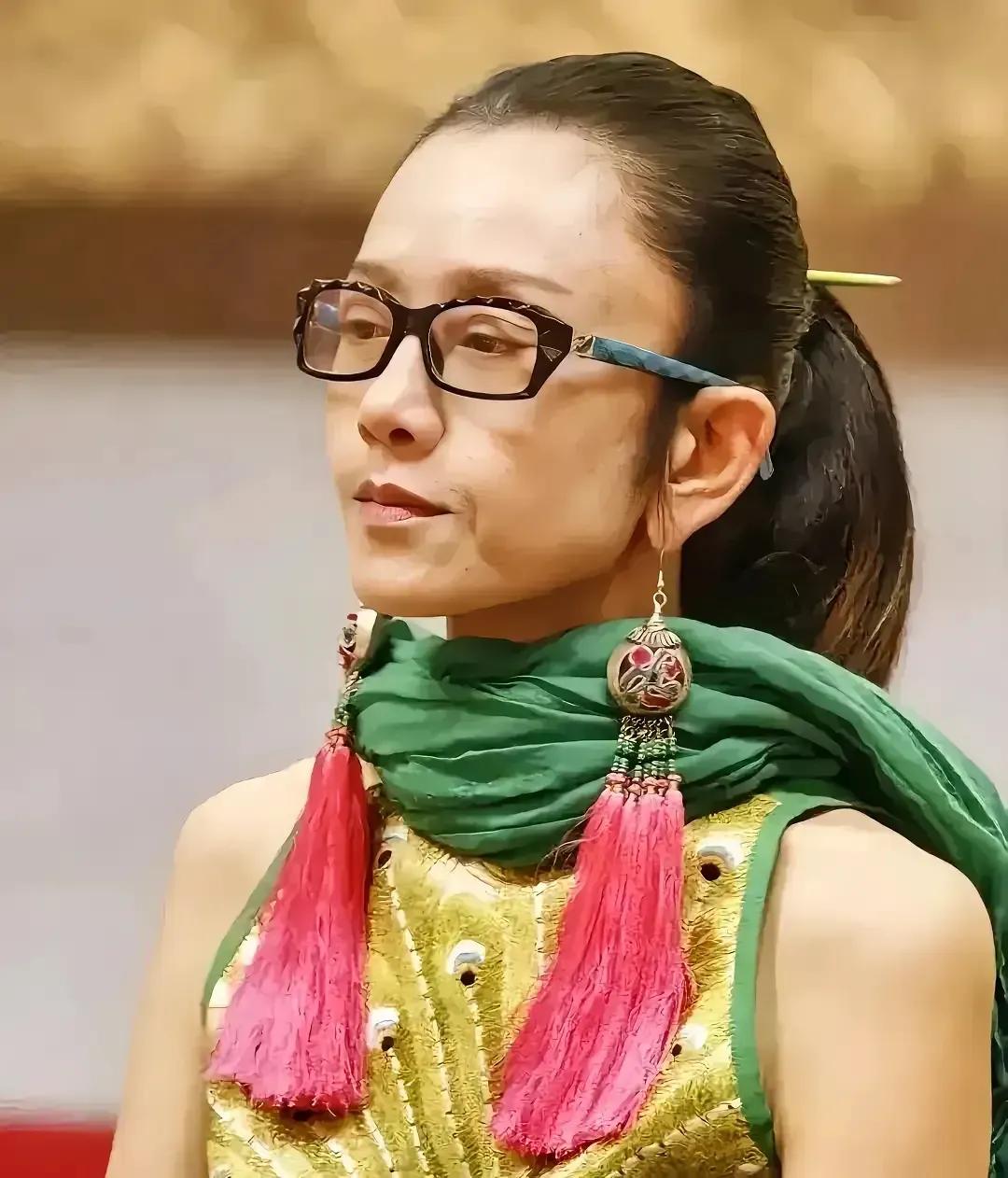 杨丽萍，难得一见的全素颜她，五官精致，身姿婀娜，舞姿曼妙，难得的舞蹈老师，舞蹈界