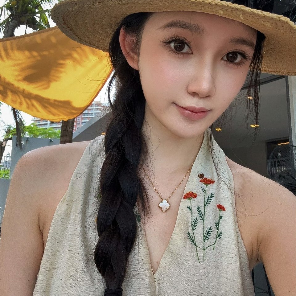 思慕社字母“成年人的世界，离别往往是静音的。没有争吵，没有拉黑，只是默契地不再打