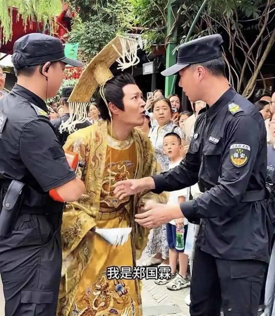 50岁未婚无子，一月挣2万辛苦钱，常年在景区当NPC！郑国霖自己定调：50岁正是