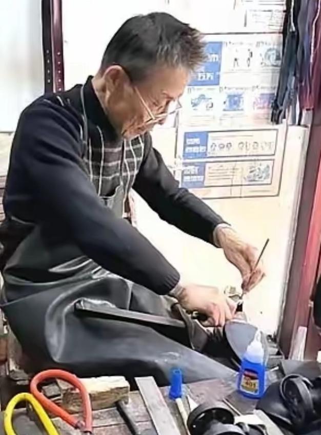 1999年，江西一弃婴被残疾老汉收养，靠修鞋将其养大。20年后女孩说：“我爸和我