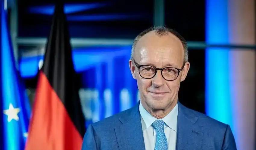 默茨登上访华专机前的一句感谢，把这位德国新总理的处世之道摆得明明白白。嘴上守着德