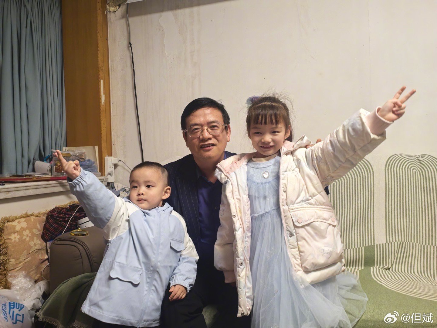 穿越记忆的河流 和外孙女悦悦、外孙天天合影留念