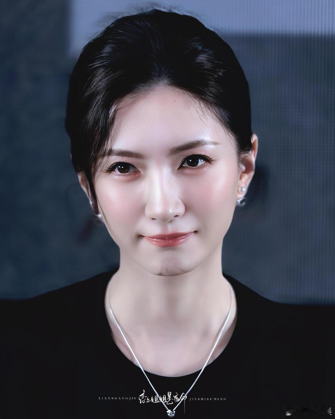 江疏影好适合演上位者褪去温婉标签，江疏影把上位者的城府与冷静演绎到位，眉眼间的压