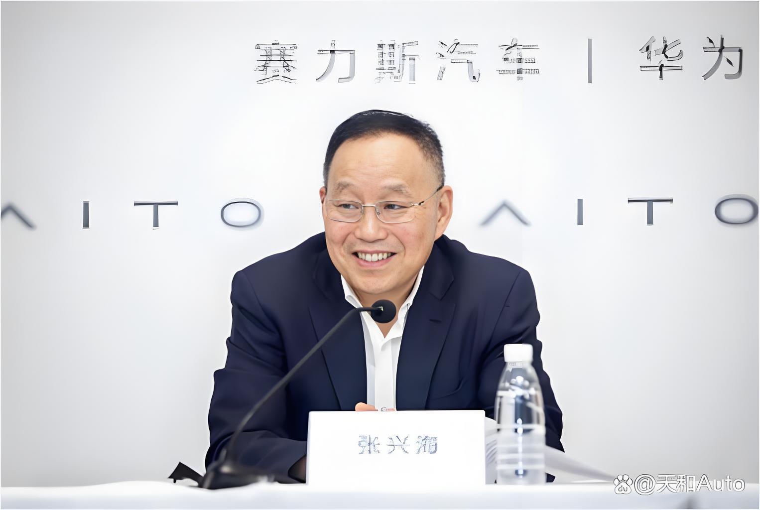 赛力斯淡化华为问题恐怕会很大！赛力斯过去的成功，基本上是由华为一手推动的，技术、