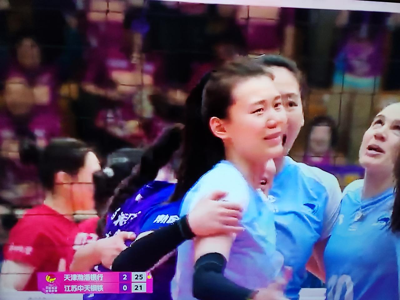 女排排超联赛半决赛，天津女排对阵江苏女排，天津女排25：18，25：19，拿下前