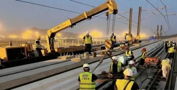 14亿中国人养不起高速？8年亏空6万亿，美国高速免费却能盈利。美国的高速随便上，