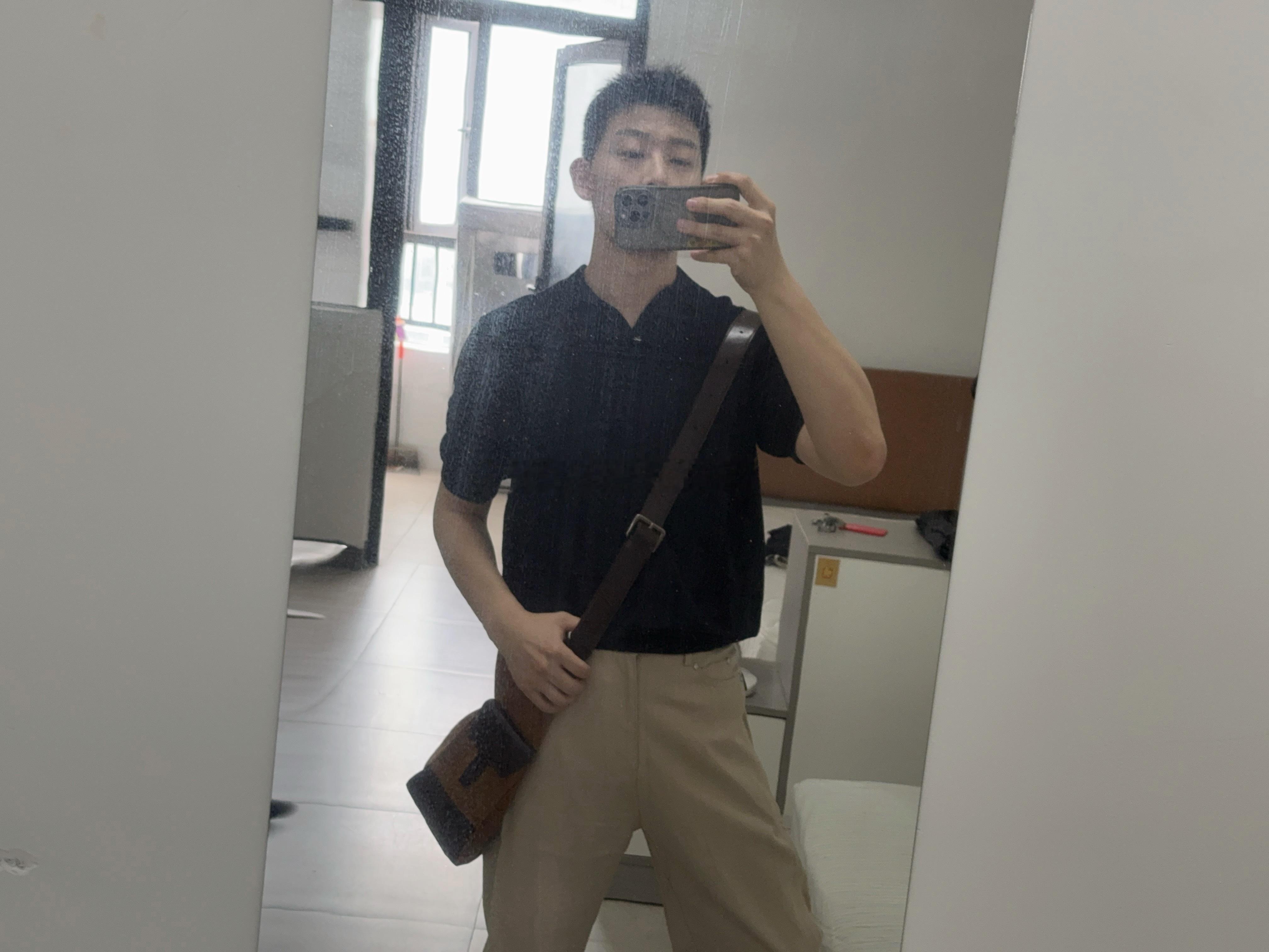 体重到了现在下不去了，索性不减了保持也挺好瘦了太多 旧衣服都肥了于是买了两套。。
