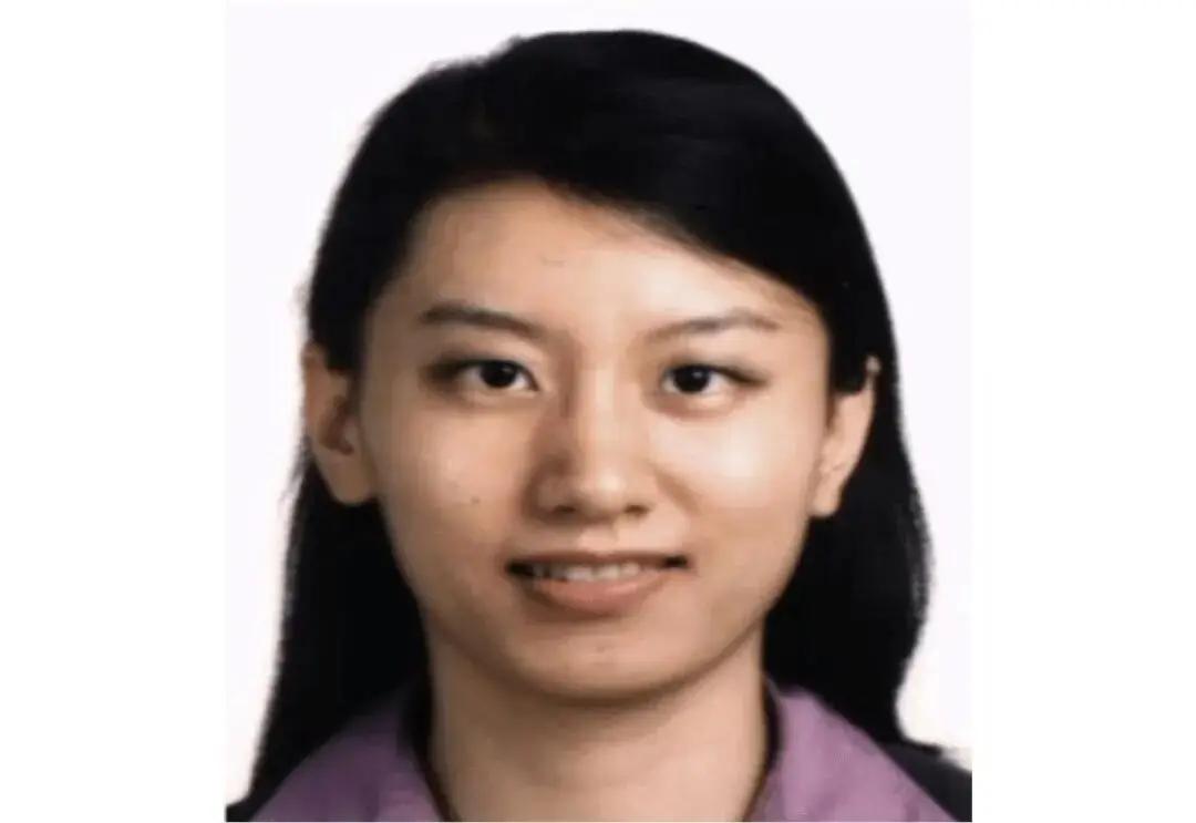 血水渗透的不仅是天花板，更是现代都市邻里关系的照妖镜。当楼下老人察觉异常时，父女