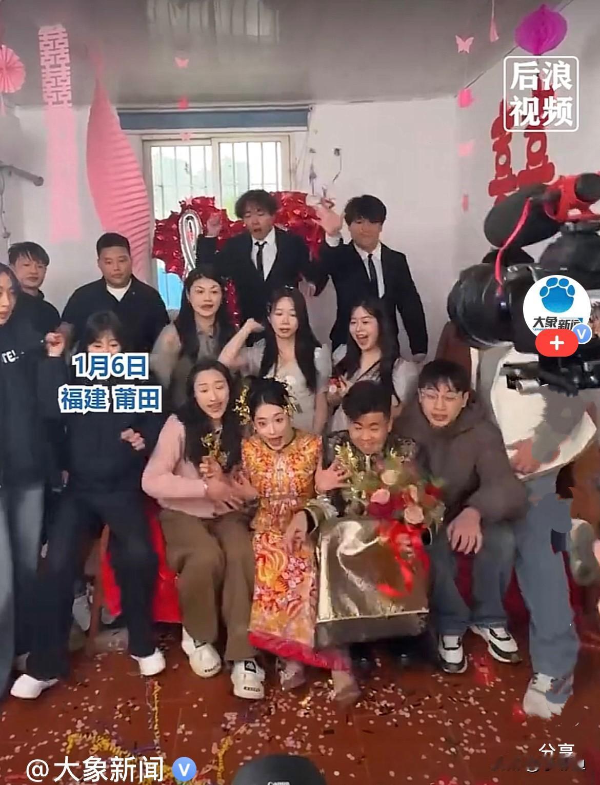 近日，福建莆田一新郎率一队伍人到新娘家去接亲，现场好热闹……
     热闹了一