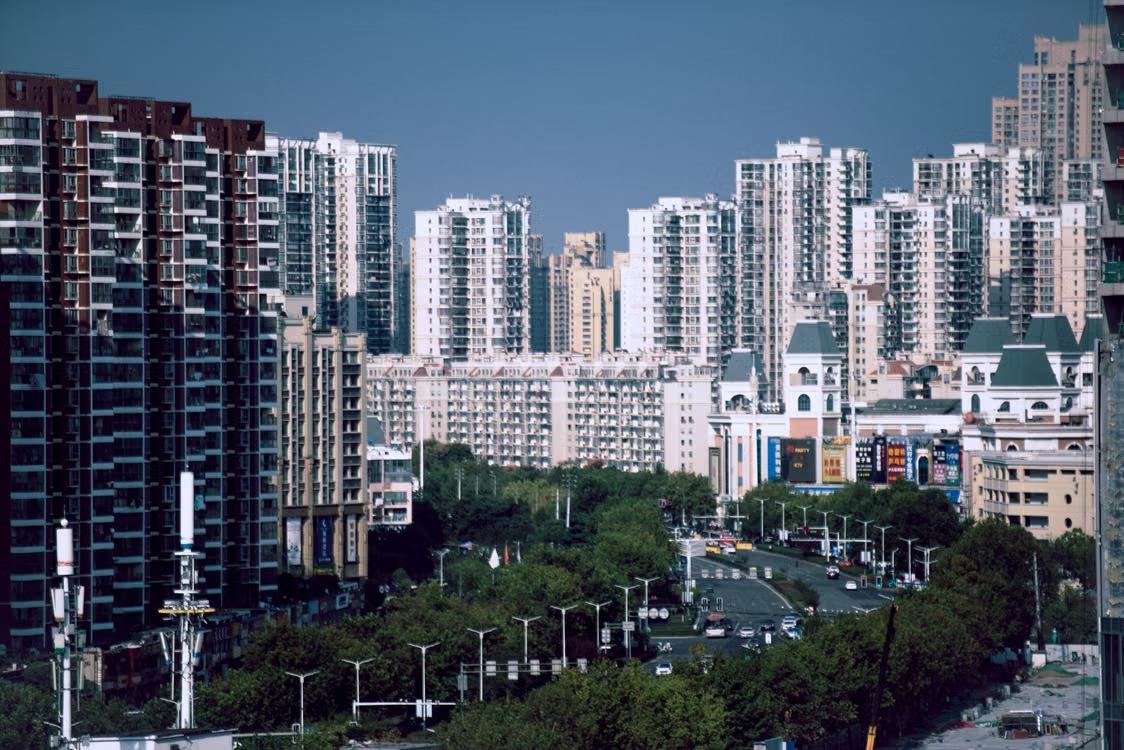 上海这两天落地了一项楼市销售新政细则。
8月28日全国出台“封顶预售”新规，按理