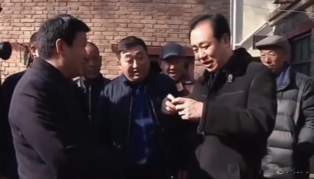 2018年，许家印回到了河南周口老家。乡里乡亲围过来，和老家父老乡亲见面寒暄。主