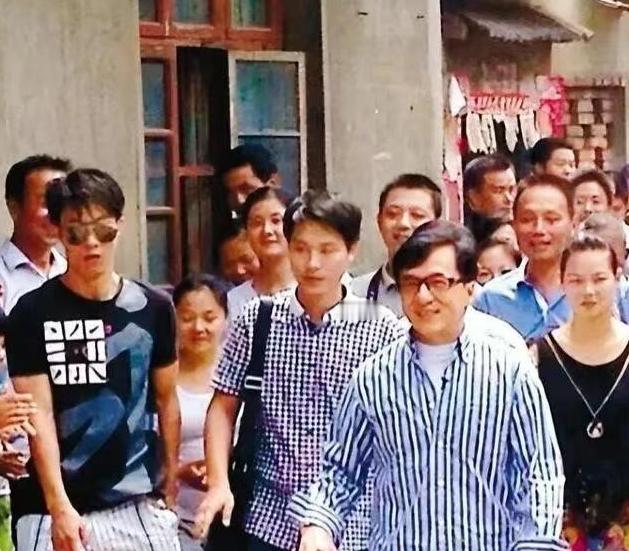 2013年，成龙回老家祭祖，房家的亲人们都来迎接他。没想到，成龙只和自己同父异母