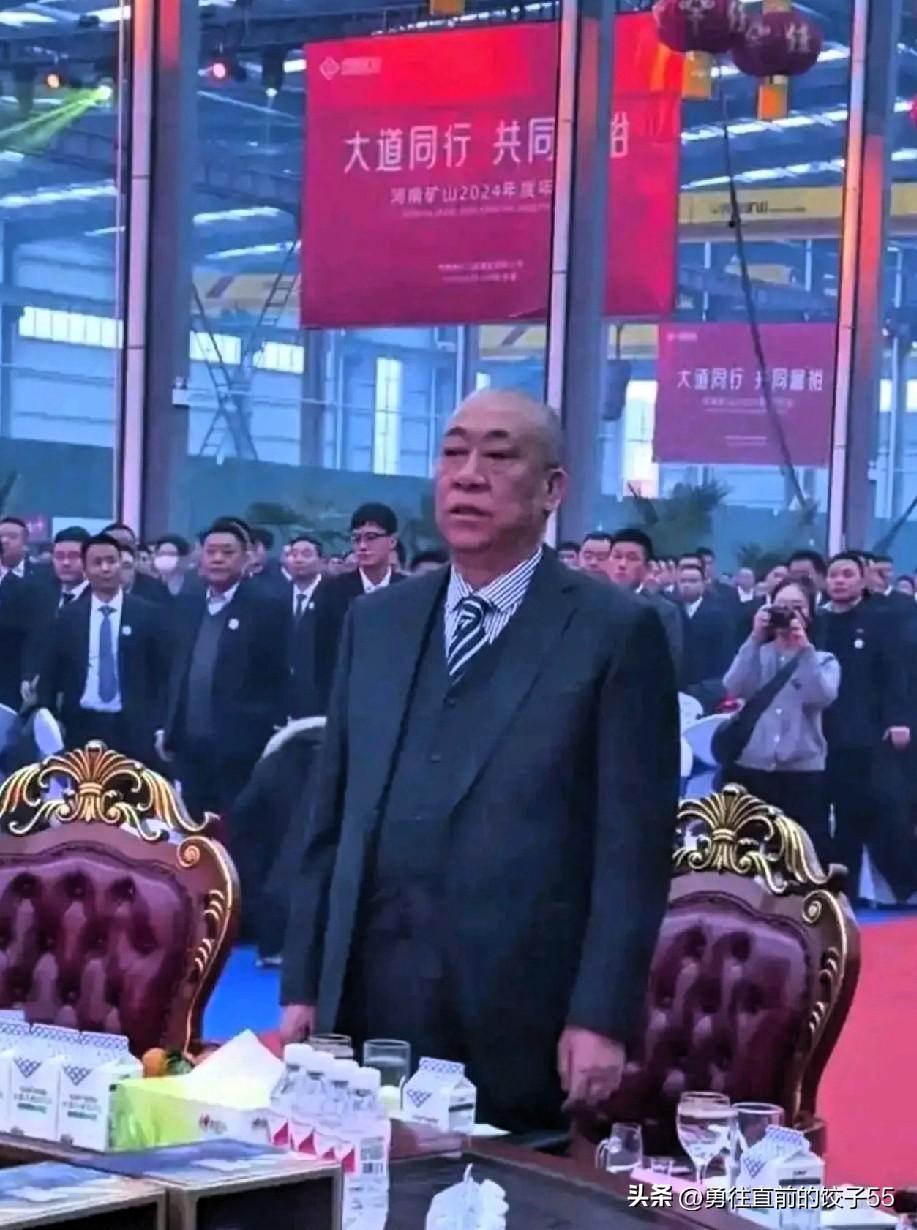 3月7日，妇女节前一天，崔培军给2000名女员工发放妇女节红包，每人800元，共