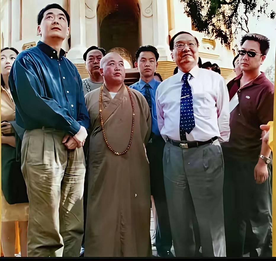 释永信是见过很多名人的，世界各地的名人，各个行业的名人，似乎都对少林寺抱着浓厚的