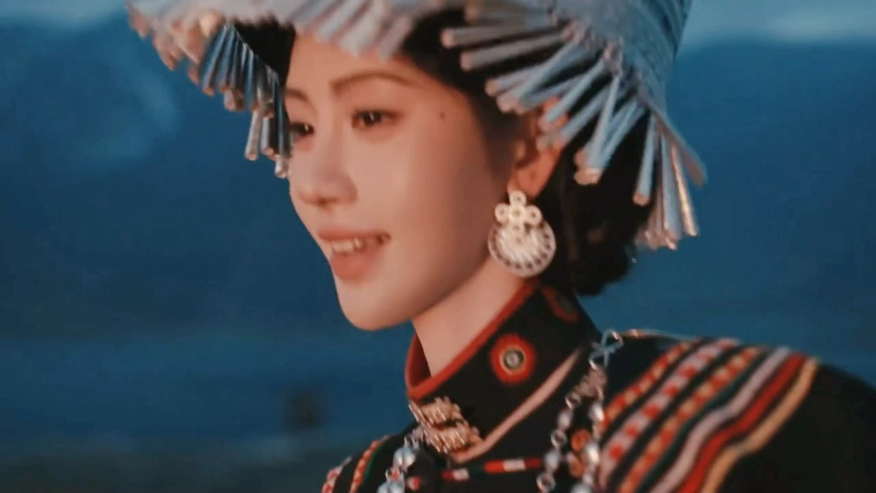 鞠婧祎最新商务大片，彝族服饰镜头！！