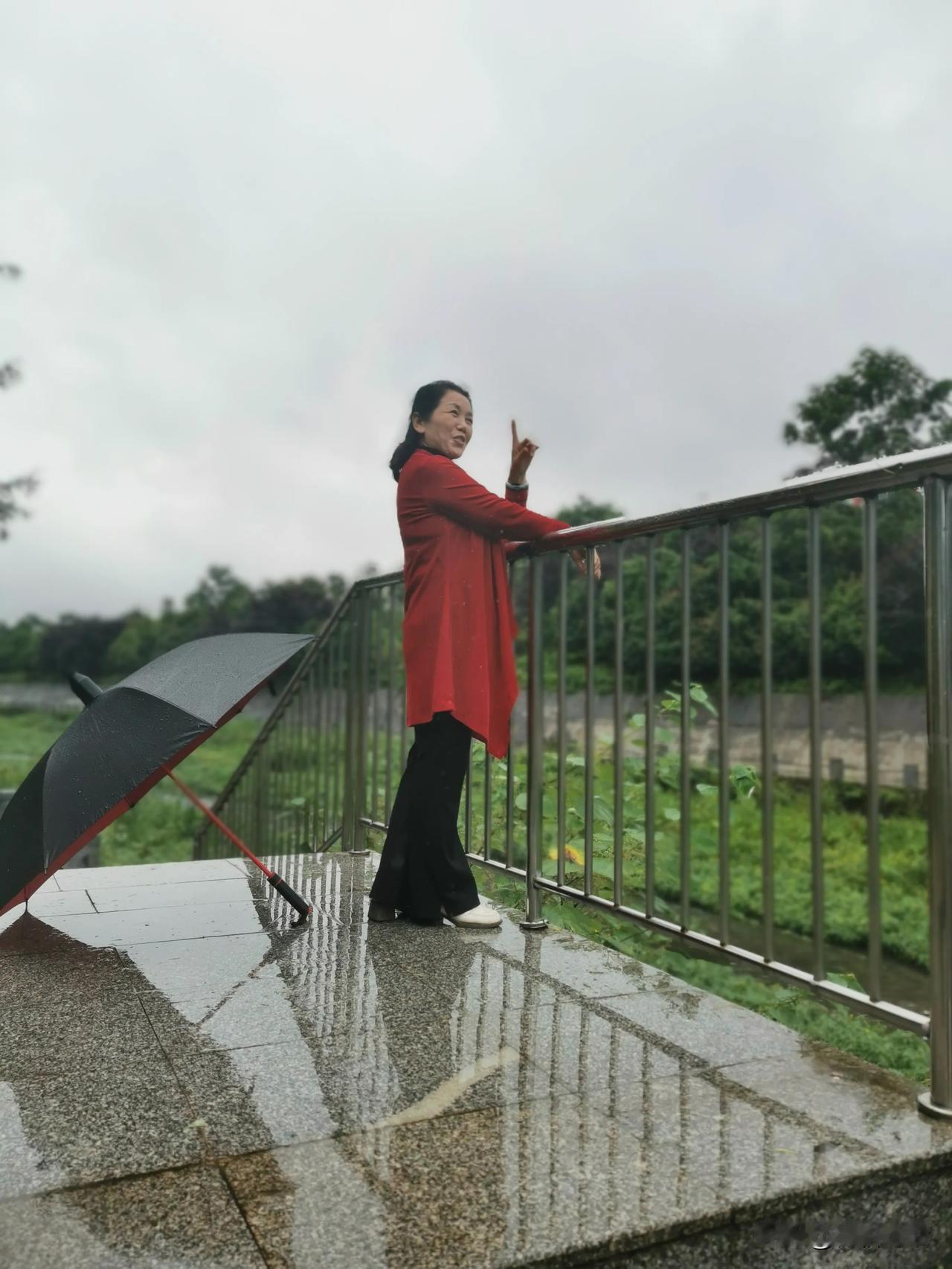 在雨中
#情感诗歌分享# #情感美诗分享# #我最最牵挂# #原创情感美诗# #