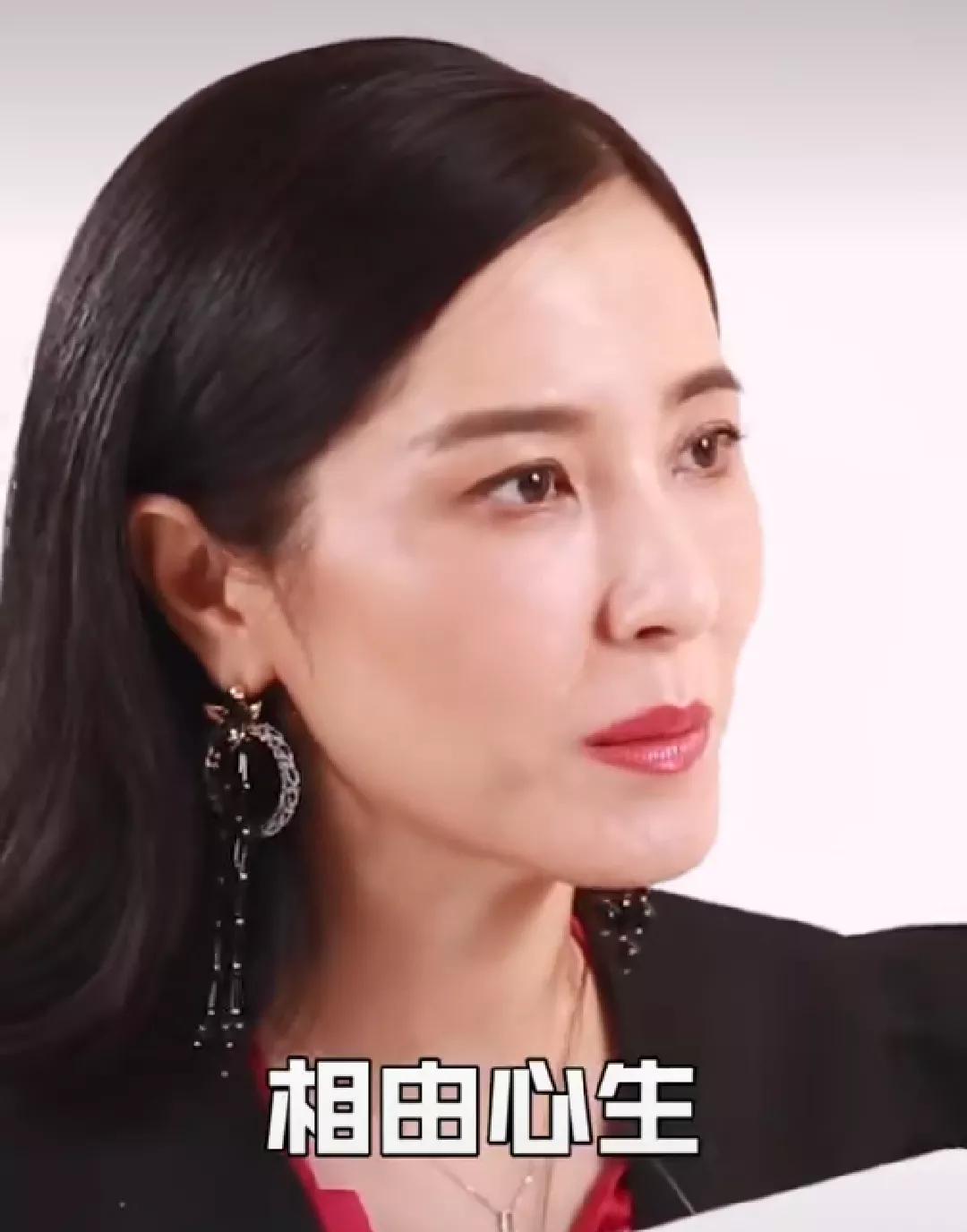 优雅气质，不争不抢，相由心生
这是曾黎采访说的，她从小就不喜欢去争去抢，还说相由