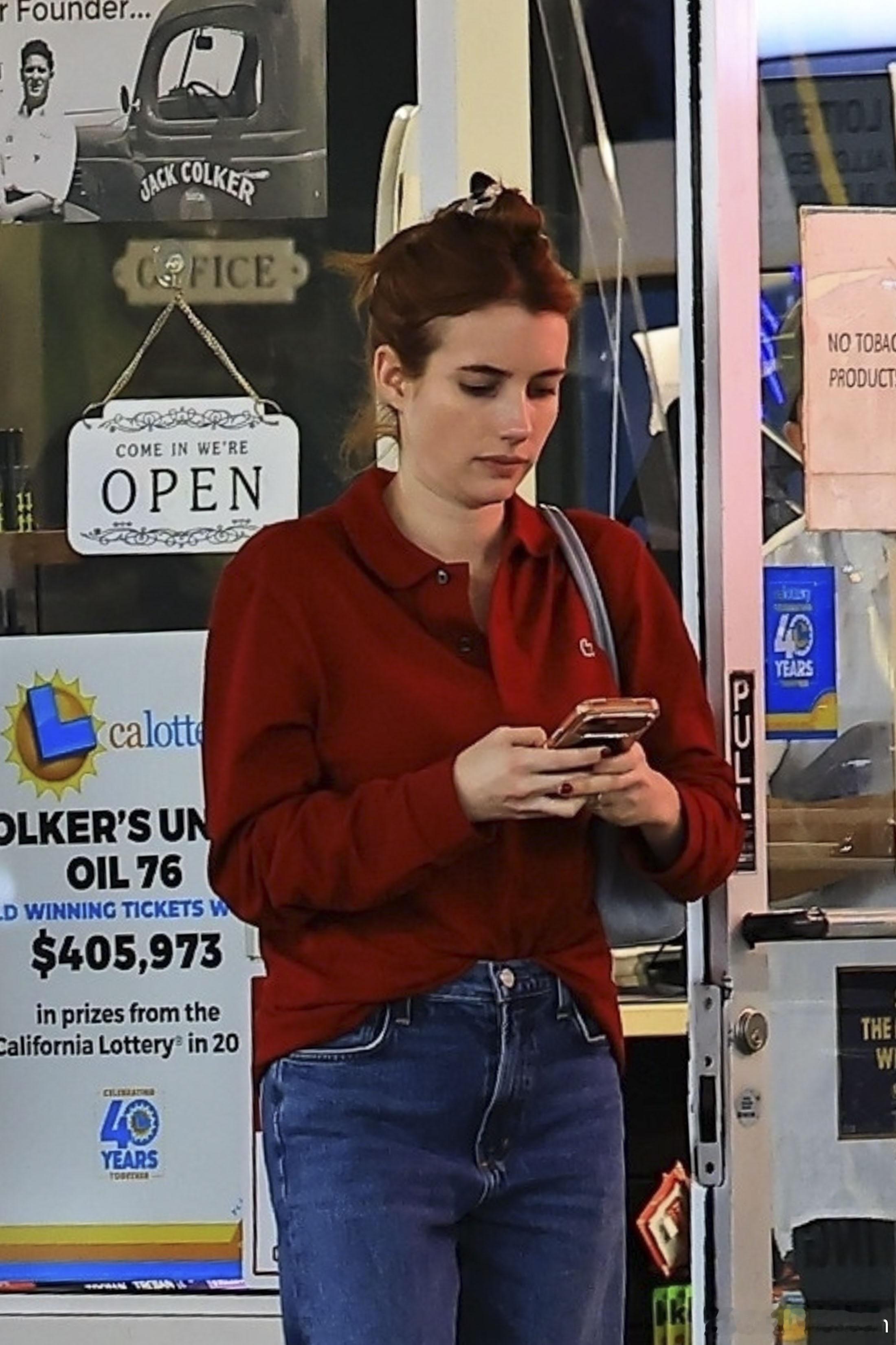 Emma Roberts艾玛罗伯茨在贝弗利山庄外出，艾玛身着圣诞红polo衫搭配