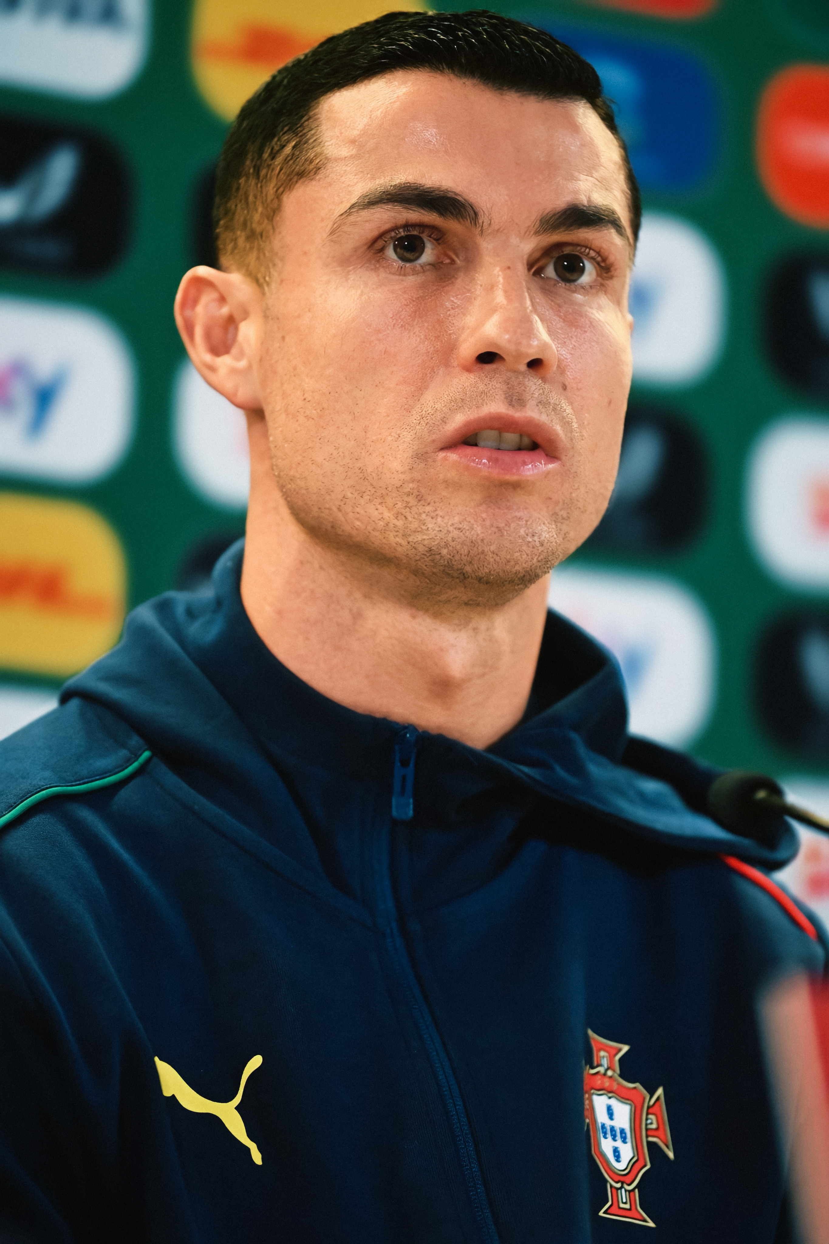 🛑C罗对爱尔兰赛前发布会的近照特写     