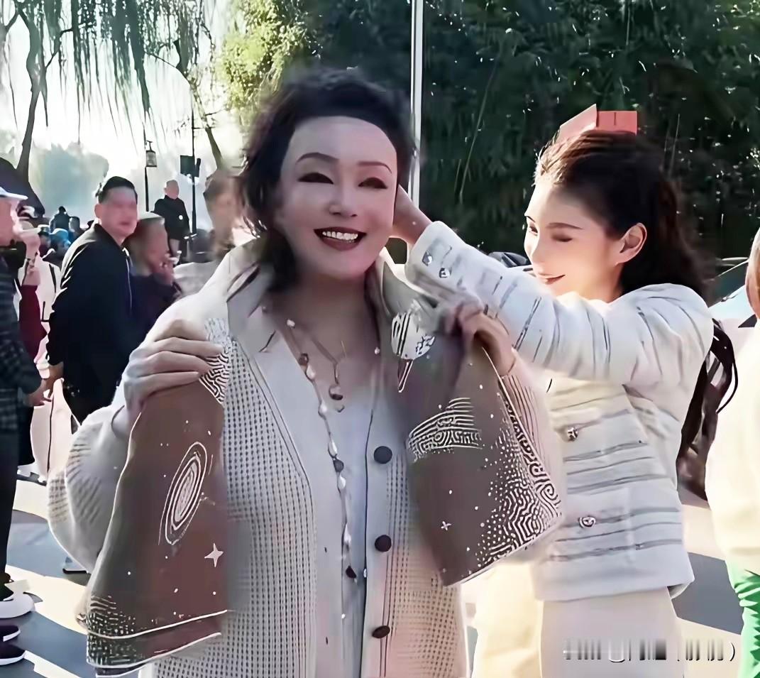 看以前的报道，谁不羡慕马筱梅和兰姐的婆媳关系？那时候的她们，是旁人眼中和睦婆媳的