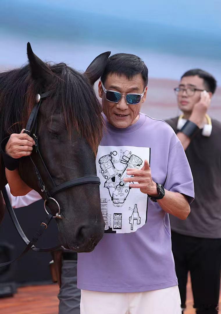 梁家辉cue自己塞车梗 别人玩别人的梗，梁家辉玩自己的封神梗，一句塞车气场全开，