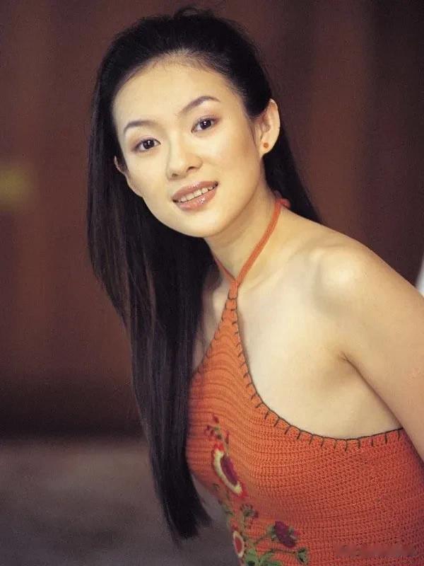 章子怡是一位备受赞誉的女演员，她的身材、样貌和气质都是令人瞩目的。她的身材高挑修