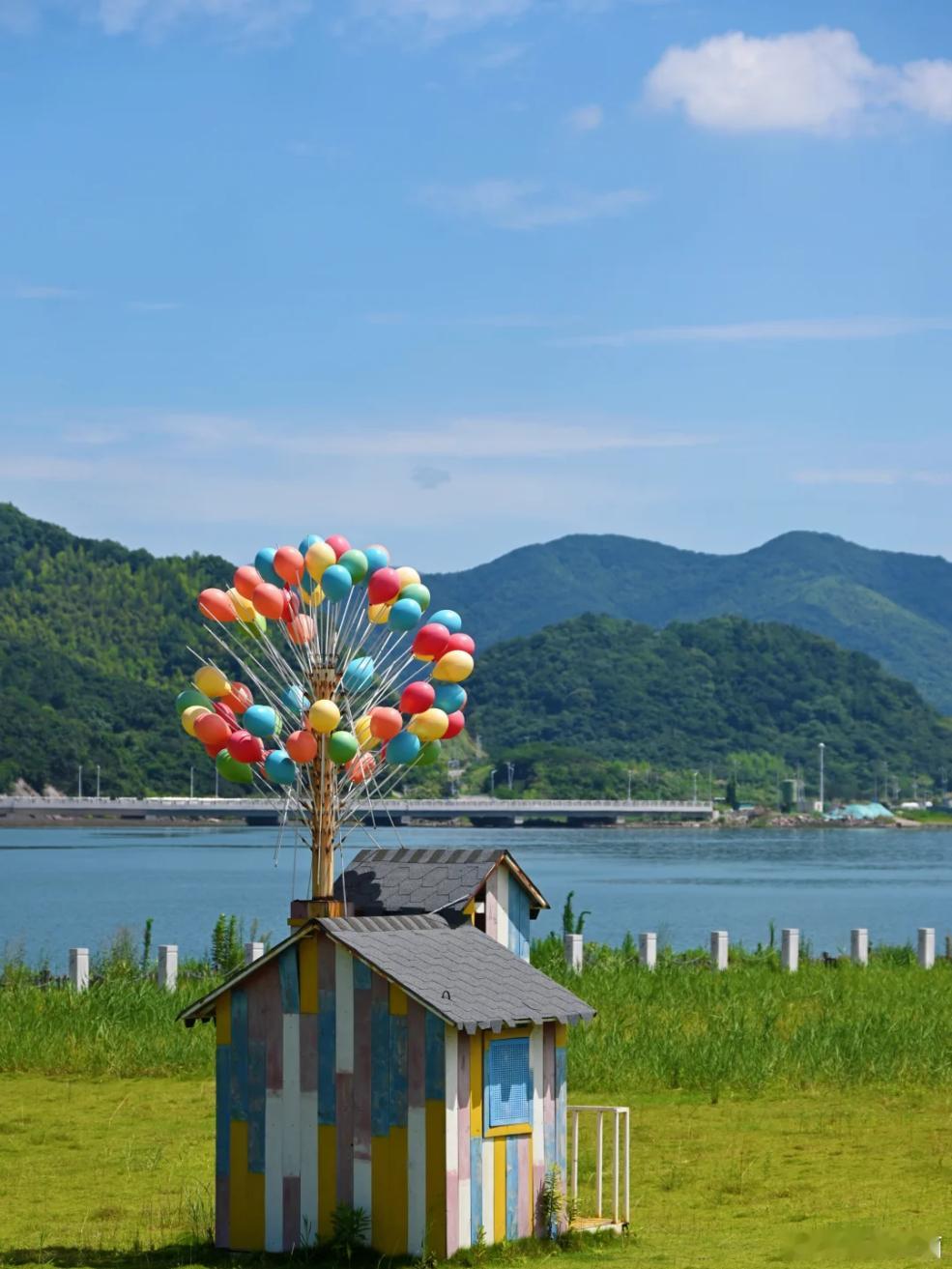 这是现实版的飞屋环游记吗湖边彩色小木屋也太梦幻了～ 