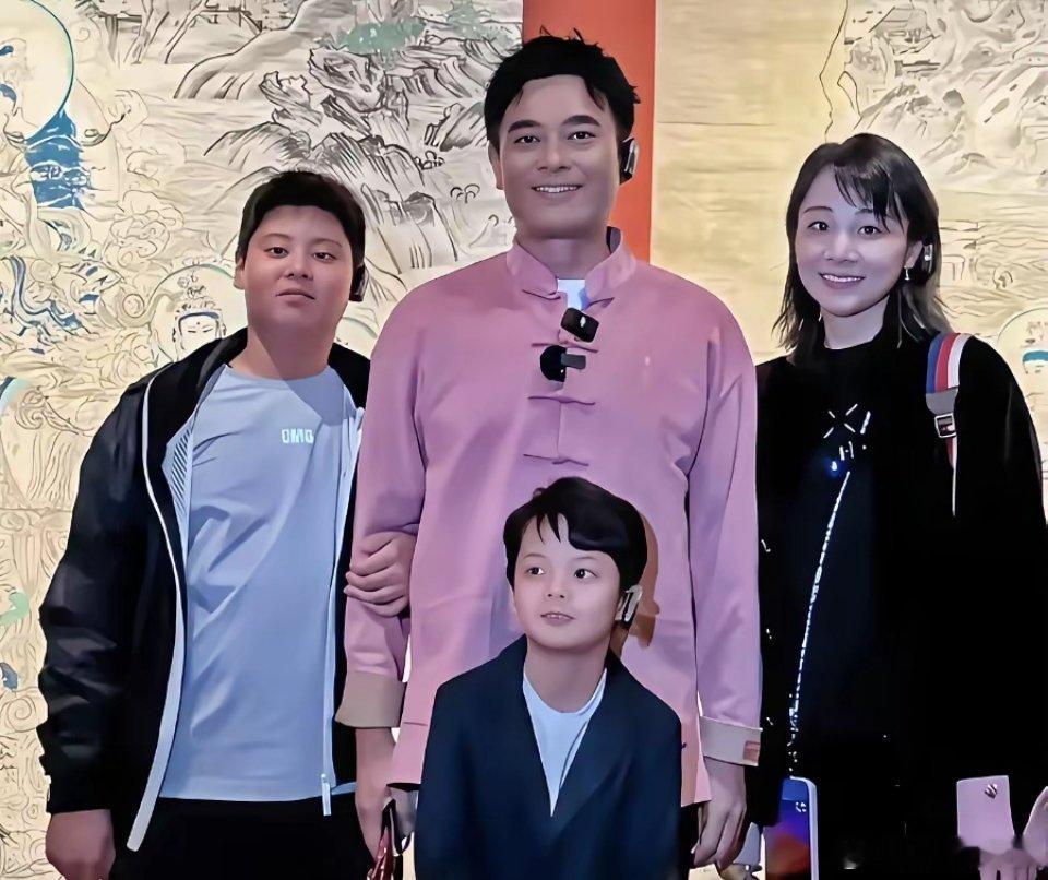 果然，明星不是谁都能比的你看陈龙的两个儿子就知道了没想到，他两个儿子的兴趣爱好居