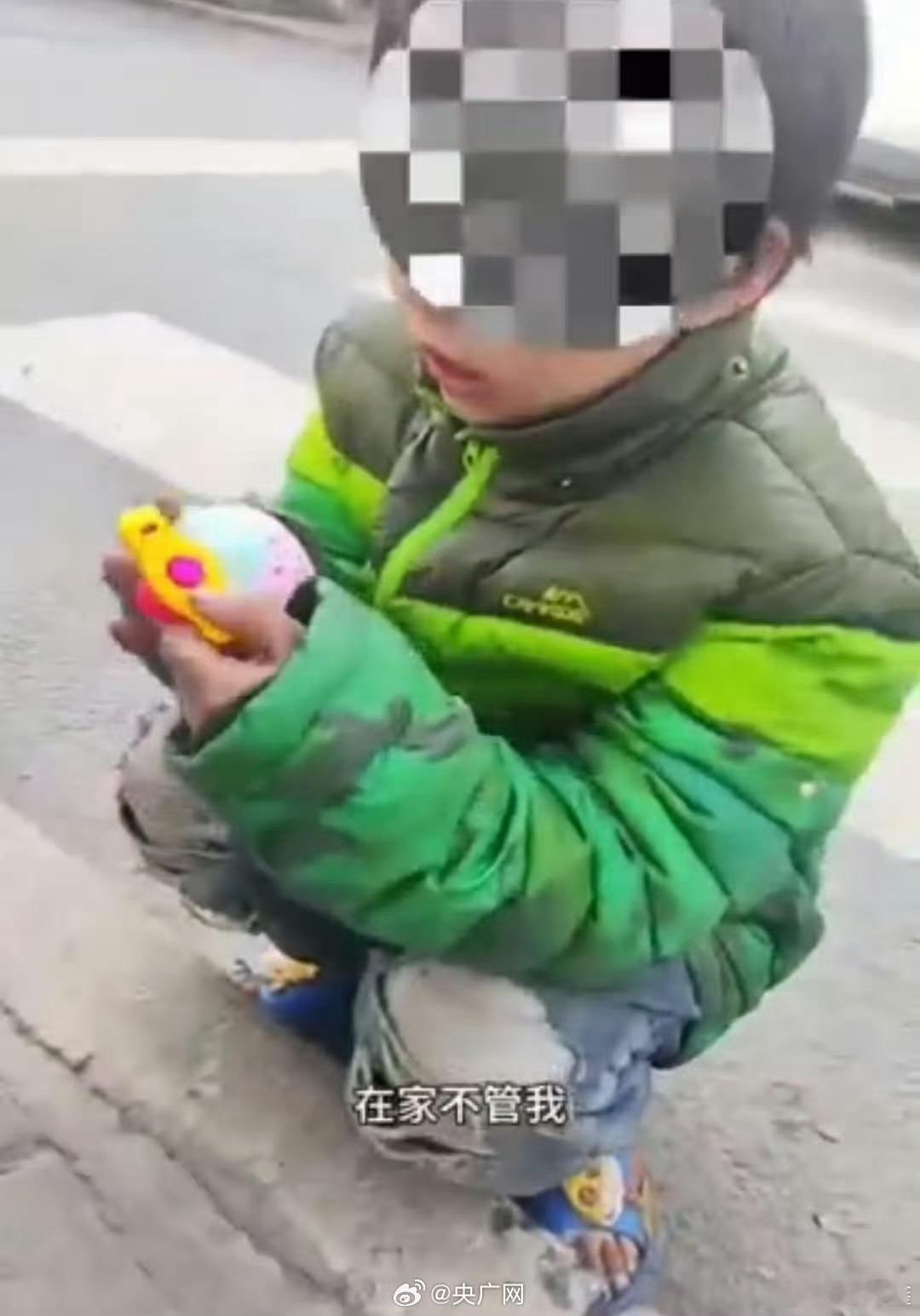 【】11日，有博主称，在陕西西安偶遇一小女孩，“大冬天穿着拖鞋，8岁了还没上学，