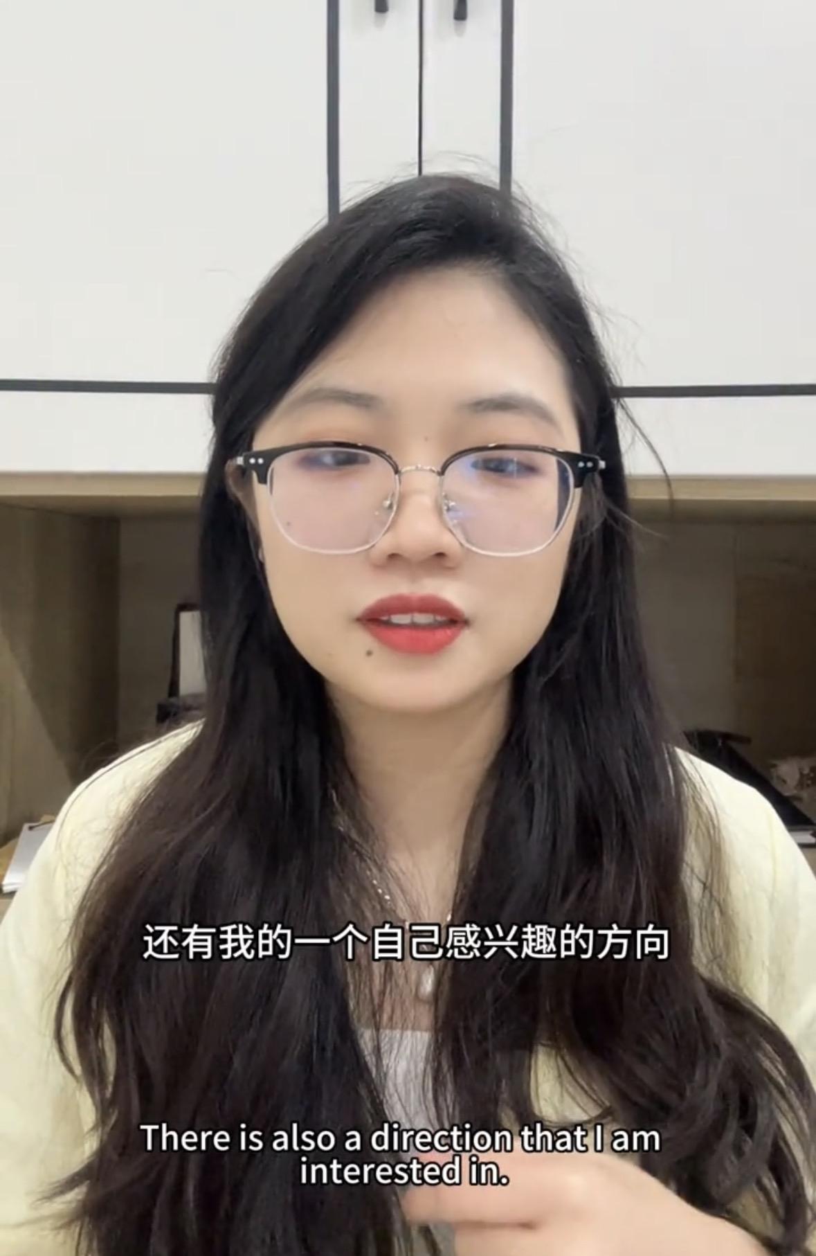 唐尚珺学姐周周工作已落实，周周告诉大家她已找到工作，周末双休可以和唐尚珺一起直播