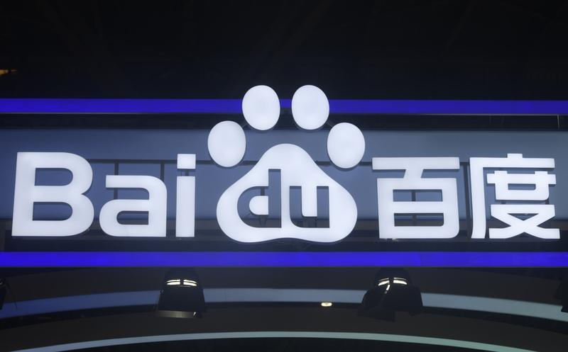 在市场竞争方面，增长的AI收入让百度在行业中更具话语权。它可以凭借雄厚的资金实力