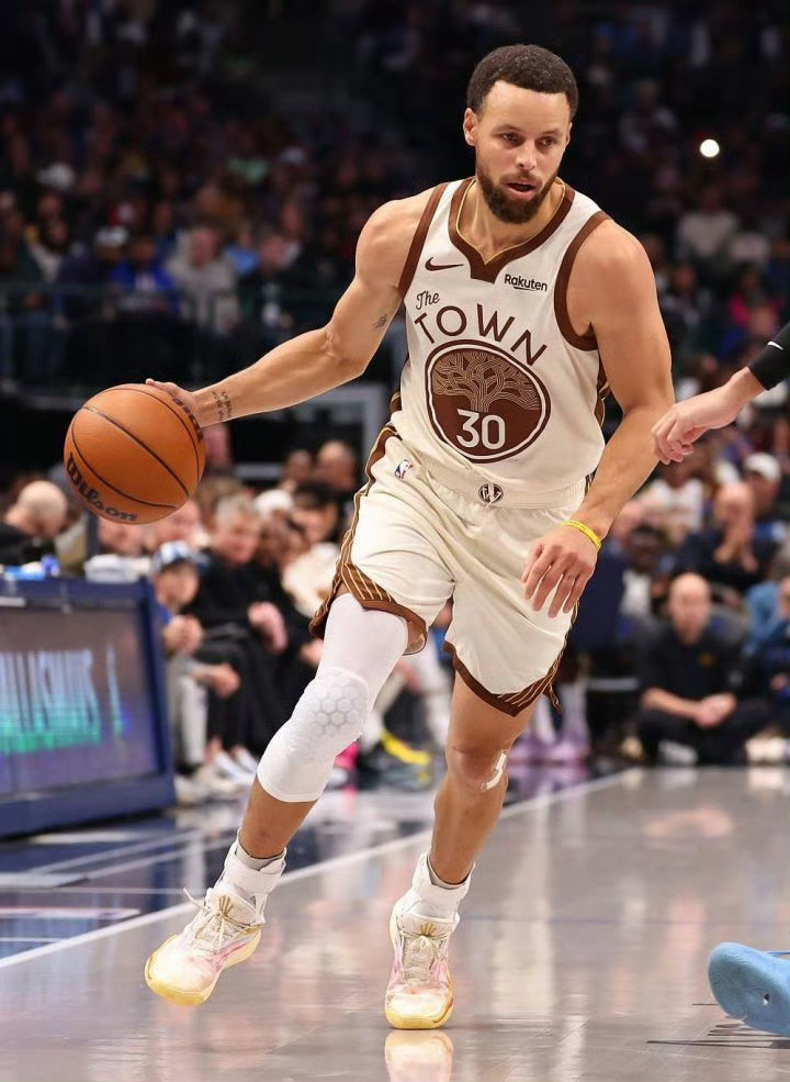 库里昨天赛后聊到上脚欧文签名鞋时表示，他曾询问欧文是否介意自己穿着他的球鞋上场，