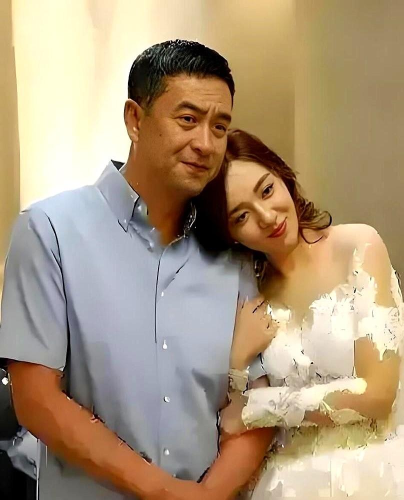 1997年的青岛，一个九岁的小女孩正在默默收拾几件简单的衣服，准备离开父母，独自